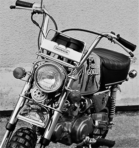 avant d'une mini bike en noir et blanc